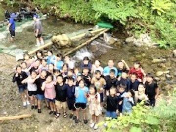 写真：川遊び・魚つかみ3