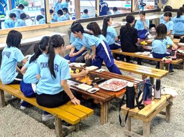 写真：旅館で夕食2