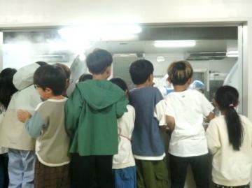 写真：給食室見学1