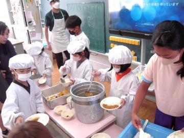 写真：学期の給食スタート1
