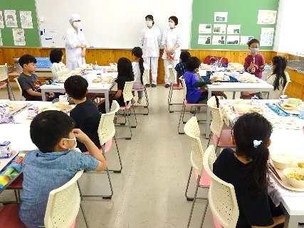 2年生の給食交流会01