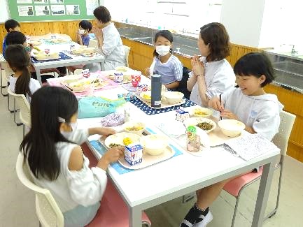 3年生の給食交流会20