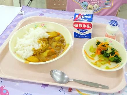 1年生の給食交流会37