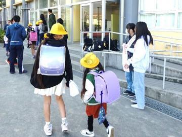 写真：いじめ防止あいさつ運動1