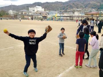 写真：休み時間のキャッチボール1