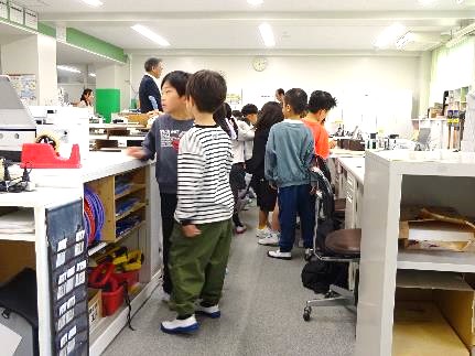 学校探検・職員室05