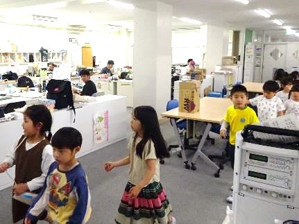 学校探検・職員室06