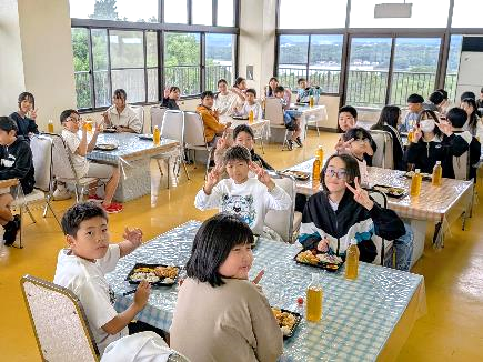 志摩自然学校で昼食32