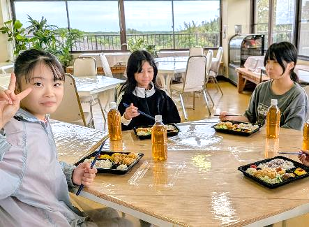 志摩自然学校で昼食33
