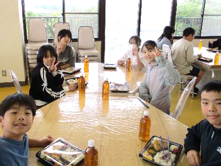 志摩自然学校で昼食35