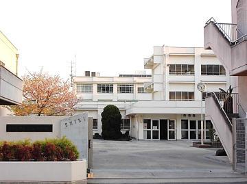 写真：八尾市立志紀中学校　外観