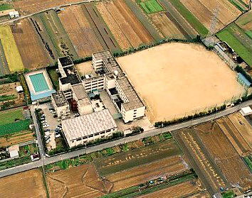 写真：八尾市立曙川南中学校　上からの外観