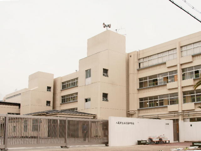 写真：八尾市立上之島中学校　外観