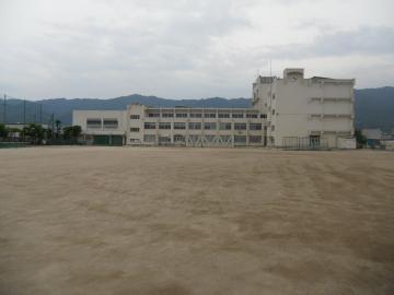 写真：八尾市立東中学校　遠景