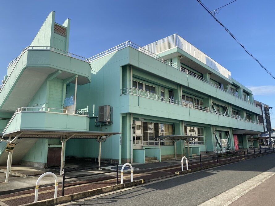 写真：八尾市立安中青少年会館（ウイズ）外観