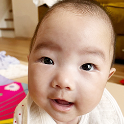 写真：赤ちゃん　つむぐ