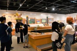 写真：展示室での解説