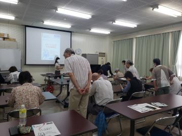 写真：志紀地区　スマホを操作する様子