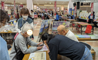 写真：スマホを操作する様子2
