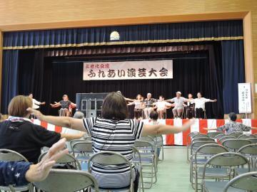 写真：参加者も河内音頭健康体操