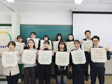 大阪樟蔭女子大学生活デザイン研究室の皆さんとの写真