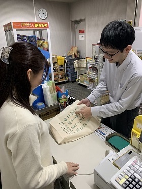 エコバッグの使用場面の写真