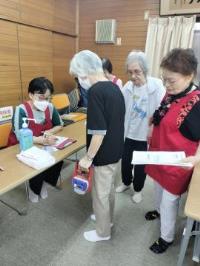 写真：握力測定・10秒立ち上がり測定