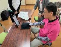 写真：ベジチェック（推定野菜摂取量測定）・健康教育