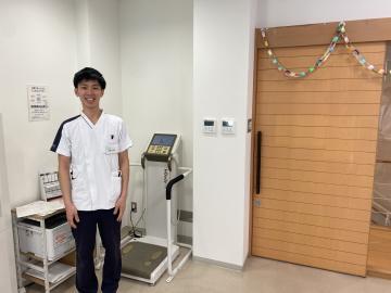 写真：赤阪理学療法士と運動器具