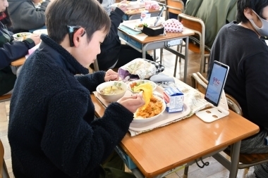 写真:「bitescan」を使った給食での計測の様子
