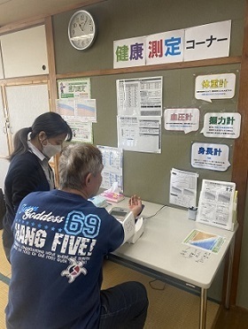 フレイル測定コーナーでの写真