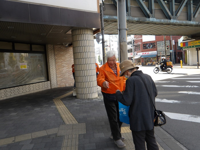 写真：近鉄八尾駅前での啓発物配布の様子2