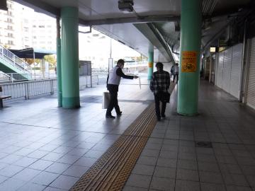 写真：近鉄八尾駅前での啓発物配布の様子2