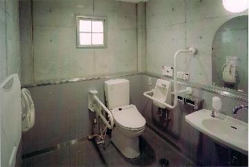  写真：色々な人が快適に使えるように配慮したトイレです