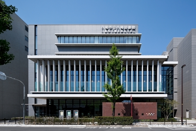 写真：八尾市立八尾図書館・八尾市立青少年センター　昼の様子