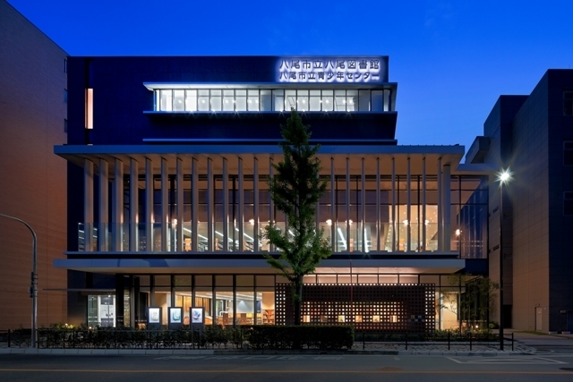 写真：八尾市立八尾図書館・八尾市立青少年センター　夜の様子