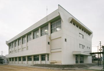 写真:久宝寺中学校外観