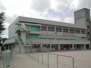 写真:高安西小学校外観
