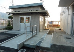 写真:八尾市立東中学校給食配膳室北面