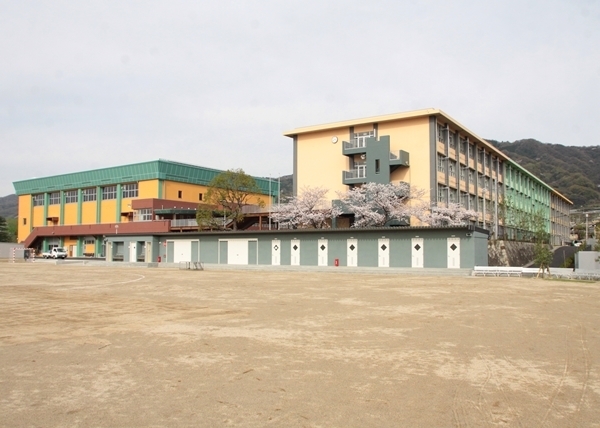 写真:八尾市立高安小中学校