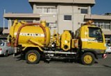 写真：真空吸引ポンプ車（バキューム車）側溝清掃や その他広範囲の作業に 使います。 	