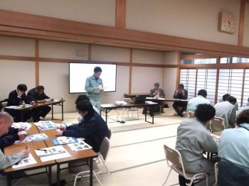 写真:各班リーダーの発表