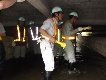 写真:橋台のコンクリート部材及び支承の状況確認