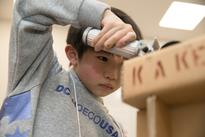 写真：金槌をもつ男の子