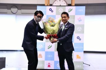 写真：大松市長　イベントでの様子1