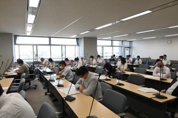 写真：個人情報保護制度　熱心に講義を受講(2)