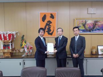 写真：答申書が手交
