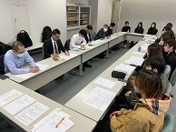 写真：中間報告会の様子1