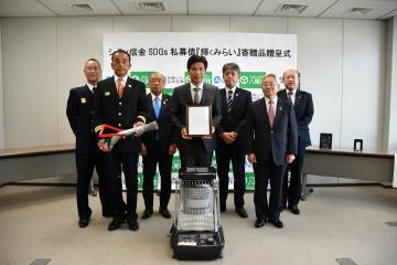 写真:寄贈品の寄贈式及び礼状贈呈式