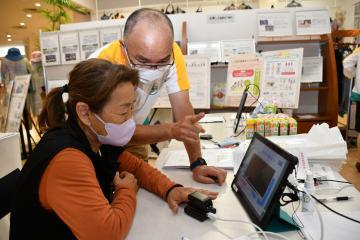 写真：血管年齢測定の様子(1)